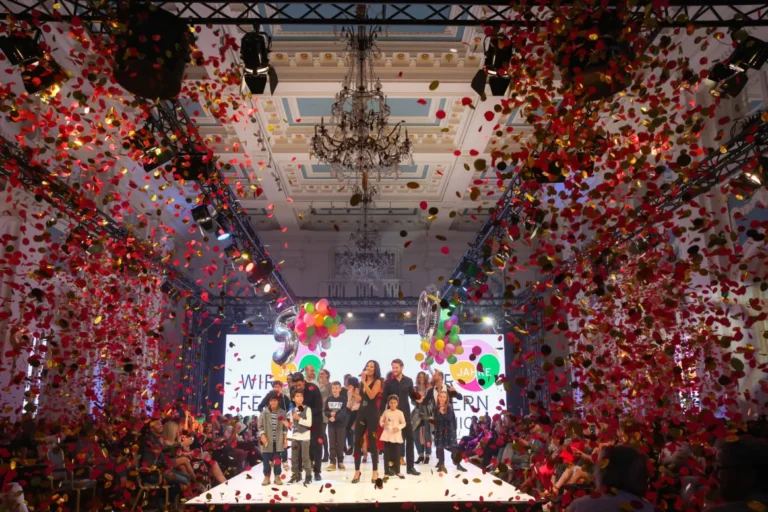 Deejay Plus sorgt für erstklassige Mode-Show-Musik auf dem Catwalk.